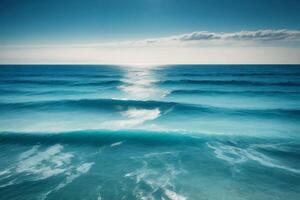 Blau Ozean Wellen und Sonne Strahlen im das Ozean foto