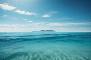Blau Ozean Wellen und Sonne Strahlen im das Ozean foto