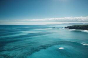 Blau Ozean Wellen und Sonne Strahlen im das Ozean foto