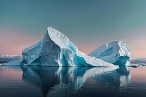 Eisberge schwebend im das Wasser mit ein wolkig Himmel foto