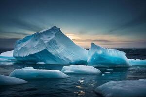 Eisberge schwebend im das Wasser beim Sonnenuntergang foto