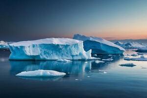 Eisberge schwebend im das Wasser beim Sonnenuntergang foto