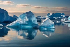 Eisberge schwebend im das Wasser beim Sonnenuntergang foto