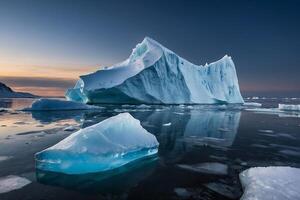 Eisberge schweben im das Wasser beim Sonnenuntergang foto