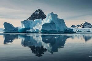 Eisberge schwebend im das Wasser beim Sonnenuntergang foto