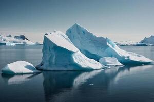 Eisberge im das Wasser mit ein wolkig Himmel foto