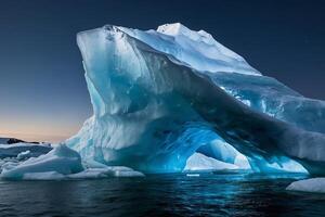 Eisberge schwebend im das Wasser mit dunkel Wolken foto
