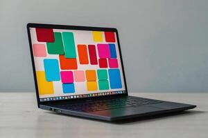 ein Laptop mit bunt Quadrate auf das Bildschirm foto