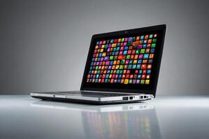 Laptop mit Symbole auf Bildschirm foto