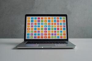 Laptop mit Symbole auf Bildschirm foto