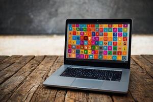 ein Laptop mit bunt Symbole auf das Bildschirm foto