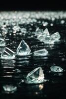 Diamanten auf ein schwarz Oberfläche mit Wasser foto