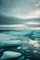 Eisberge schwebend im das Wasser mit Blau Wasser foto