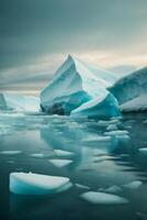 Eisberge schwebend im das Wasser mit Blau Wasser foto