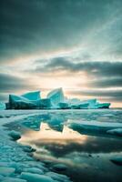 Eisberge im das Wasser mit Blau Wasser und Wolken foto