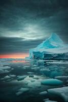 Eisberge schwebend im das Wasser mit ein wolkig Himmel foto