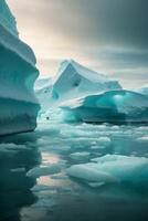 Eisberge schwebend im das Wasser mit ein wolkig Himmel foto