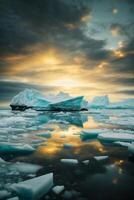 Eisberge schwebend im das Wasser beim Sonnenuntergang foto