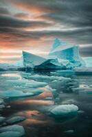 Eisberge schwebend im das Wasser beim Sonnenuntergang foto