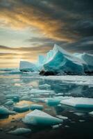 Eisberge schwebend im das Wasser beim Sonnenuntergang foto