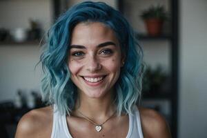 ein Frau mit Blau Haar lächelnd beim das Kamera foto