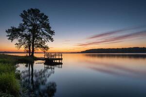 ein Seebrücke auf ein See beim Sonnenuntergang foto