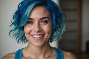 ein Frau mit Blau Haar lächelnd beim das Kamera foto