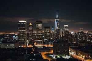 ein Stadt Horizont beim Nacht mit Beleuchtung auf foto