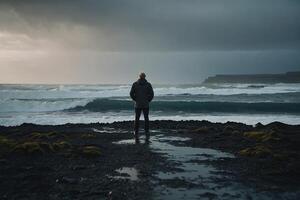 Mann Stehen auf das Kante von ein Cliff suchen beim das Ozean foto