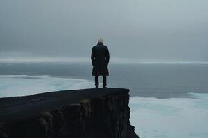 Mann Stehen auf oben von ein Berg im Island foto