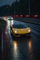 ein Sport Auto Fahren Nieder ein nass Straße beim Nacht foto