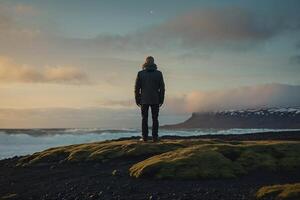 Mann Stehen auf oben von ein Berg im Island foto