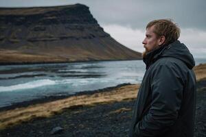 Mann im schwarz Jacke suchen aus Über das Ozean foto
