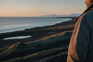 ein Mann im Island beim Sonnenuntergang foto