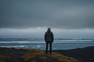 Mann Stehen auf das Kante von ein Cliff mit Blick auf das irisch Landschaft foto