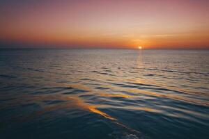 das Sonne Rahmen Über das Ozean im ein tropisch Strand foto
