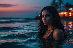 ein schön Frau im das Ozean beim Sonnenuntergang foto