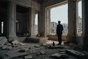 ein Mann Stehen im ein alt Gebäude mit Schutt foto