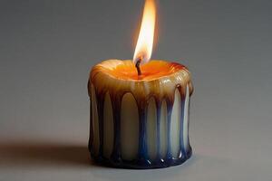 ein Kerze mit ein Blau und Weiß Design foto