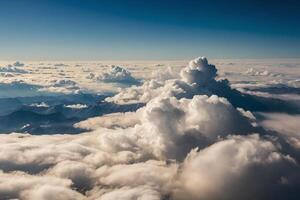 das Sonne ist Rahmen Über das Wolken wie gesehen von ein Flugzeug foto
