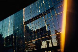 ein Gebäude mit ein Betrachtung von das Stadt im das Glas foto