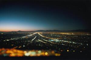 ein Aussicht von das Stadt beim Nacht von ein hoch Vorteil Punkt foto