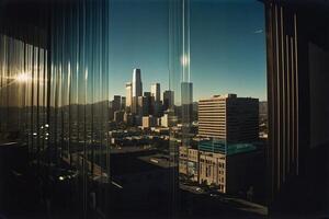 ein Aussicht von das Stadt von ein Fenster mit Vorhänge foto