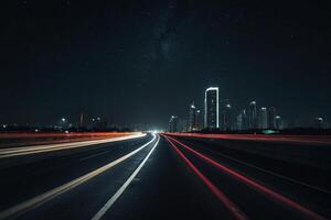 ein lange Exposition fotografieren von ein Stadt Straße beim Nacht foto