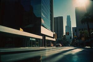 ein Auto fährt Nieder ein Stadt Straße mit Palme Bäume foto