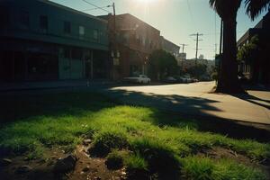 ein Straße mit Gras und Gebäude im das Hintergrund foto