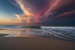 ein bunt stürmisch Himmel Über das Ozean und Sand foto