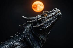 ein Drachen Statue mit es ist Flügel Verbreitung aus im Vorderseite von ein voll Mond foto