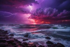 Blitz Streiks das Ozean gegen ein lila Himmel foto