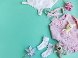 einstellen von Rosa Kleider und Zubehör zum Neugeborene Baby. gestrickt Spielzeuge Hase und Hund, Strampler, Socken und HandBand foto